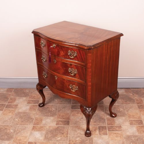 COMPACT MAHOGANY SERPENTINE CHEST OF DRAWERS - ADDITIONAL PHOTO 3
