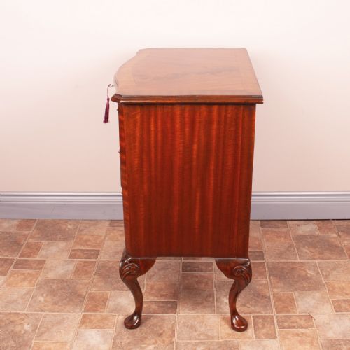 COMPACT MAHOGANY SERPENTINE CHEST OF DRAWERS - ADDITIONAL PHOTO 4