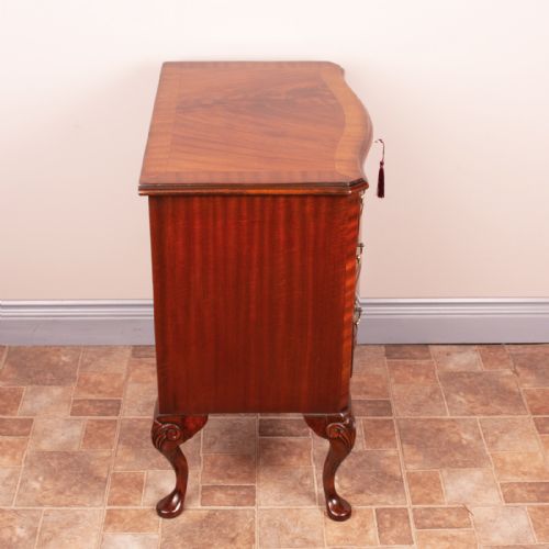 COMPACT MAHOGANY SERPENTINE CHEST OF DRAWERS - ADDITIONAL PHOTO 5