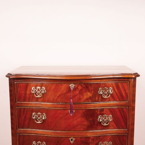 COMPACT MAHOGANY SERPENTINE CHEST OF DRAWERS - ADDITIONAL PHOTO 6