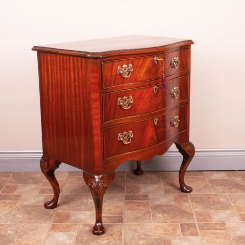 COMPACT MAHOGANY SERPENTINE CHEST OF DRAWERS - ADDITIONAL PHOTO 7