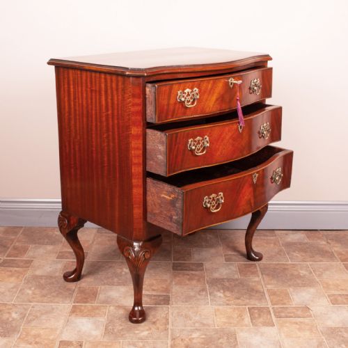 COMPACT MAHOGANY SERPENTINE CHEST OF DRAWERS - ADDITIONAL PHOTO 8