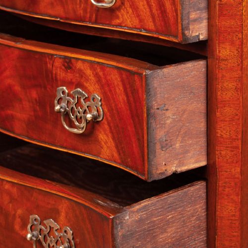COMPACT MAHOGANY SERPENTINE CHEST OF DRAWERS - ADDITIONAL PHOTO 9