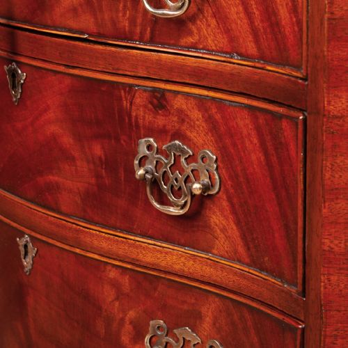COMPACT MAHOGANY SERPENTINE CHEST OF DRAWERS - ADDITIONAL PHOTO 10