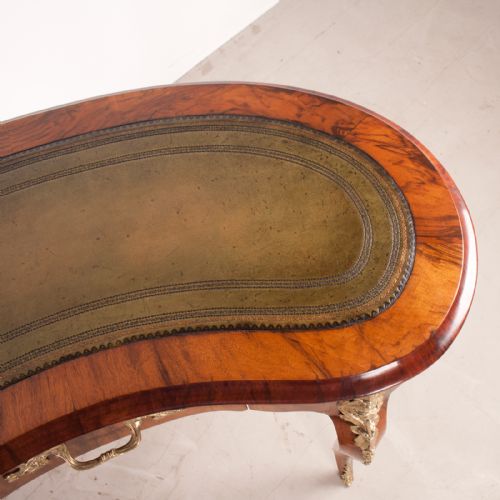 FINE QUALITY VICTORIAN WALNUT KIDNEY SHAPED WRITING TABLE - ADDITIONAL PHOTO 11