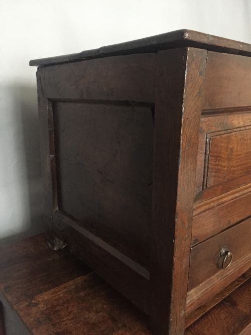 A WONDERFUL 18THC OAK WELSH COFFER BACH - ADDITIONAL PHOTO 3