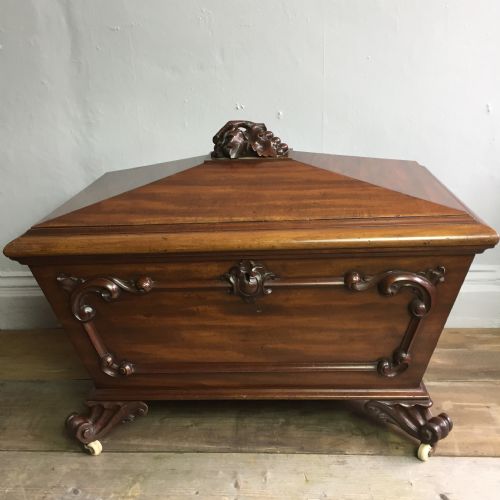 a william iv mahogany cellarette - CATEGORY: ANTIQUE CHESTS - DATED 19TH CENTURY