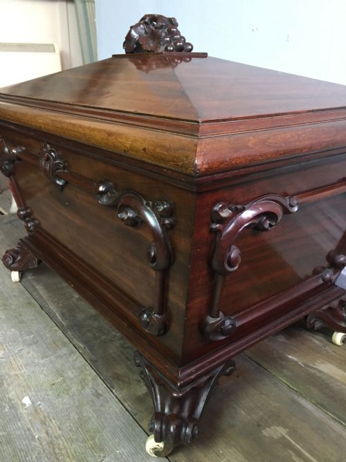 A WILLIAM IV MAHOGANY CELLARETTE - ADDITIONAL PHOTO 1