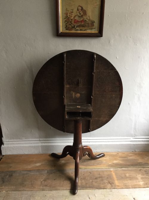 AN 18TH OAK TRIPOD TILT TOP TABLE - ADDITIONAL PHOTO 4