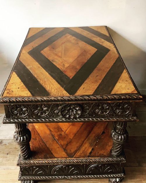 AN UNUSUAL LATE 16TH EARLY 17THC TWO TIERED TABLE - ADDITIONAL PHOTO 1