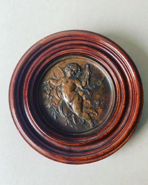 A PAIR OF19THC BRONZE PLAQUES DEPICTING CHERUBS - ADDITIONAL PHOTO 1