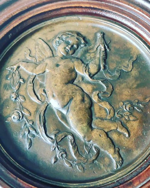 A PAIR OF19THC BRONZE PLAQUES DEPICTING CHERUBS - ADDITIONAL PHOTO 2