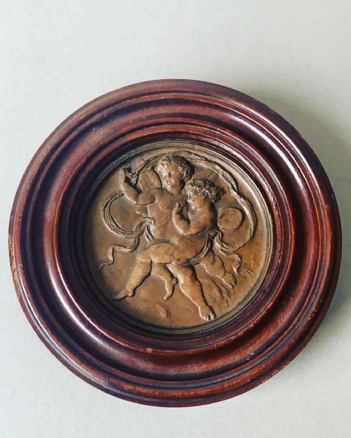 A PAIR OF19THC BRONZE PLAQUES DEPICTING CHERUBS - ADDITIONAL PHOTO 3
