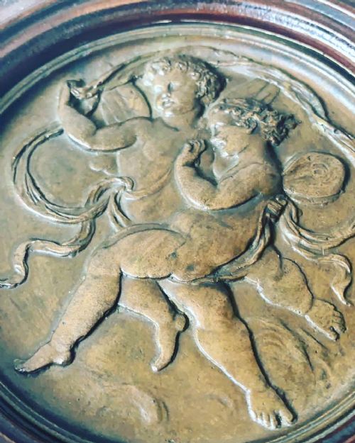 A PAIR OF19THC BRONZE PLAQUES DEPICTING CHERUBS - ADDITIONAL PHOTO 4