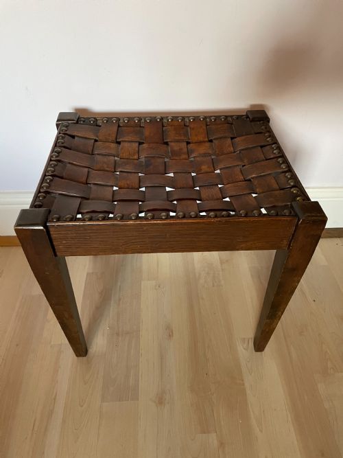 an arts and crafts oak and leather stool attributed to arthur simpson - CATEGORY: ANTIQUE STOOLS - DATED EDWARDIAN