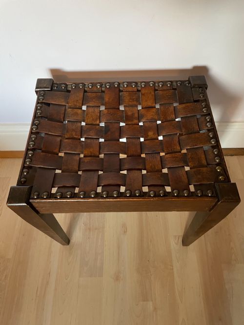 AN ARTS AND CRAFTS OAK AND LEATHER STOOL ATTRIBUTED TO ARTHUR SIMPSON - ADDITIONAL PHOTO 1