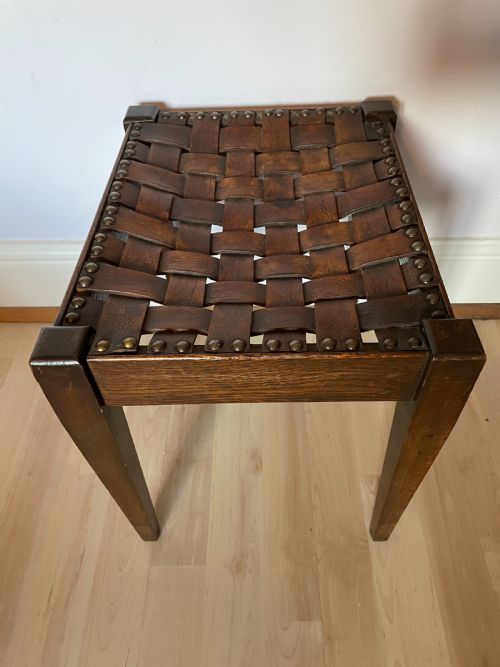 AN ARTS AND CRAFTS OAK AND LEATHER STOOL ATTRIBUTED TO ARTHUR SIMPSON - ADDITIONAL PHOTO 2