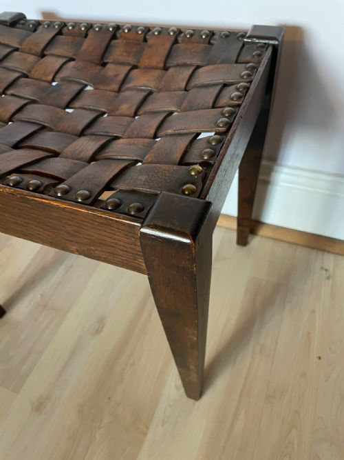AN ARTS AND CRAFTS OAK AND LEATHER STOOL ATTRIBUTED TO ARTHUR SIMPSON - ADDITIONAL PHOTO 4