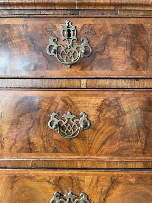 A WONDERFUL 18THC FIGURED WALNUT CHEST ON CHEST - ADDITIONAL PHOTO 3