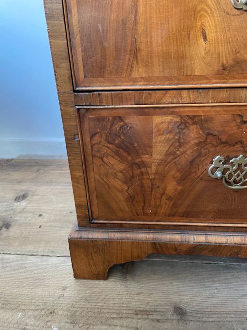 A WONDERFUL 18THC FIGURED WALNUT CHEST ON CHEST - ADDITIONAL PHOTO 4