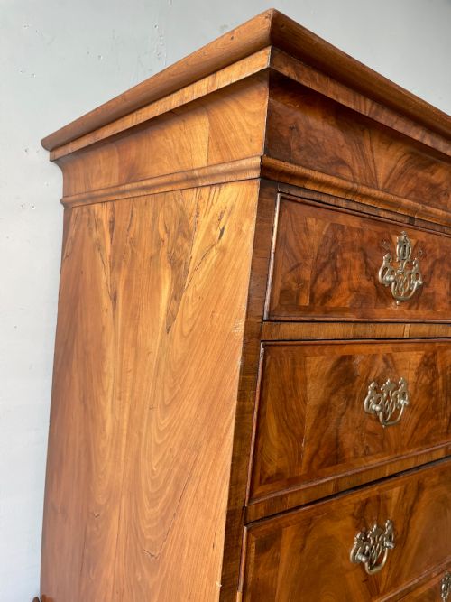 A WONDERFUL 18THC FIGURED WALNUT CHEST ON CHEST - ADDITIONAL PHOTO 5