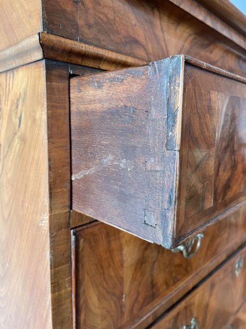 A WONDERFUL 18THC FIGURED WALNUT CHEST ON CHEST - ADDITIONAL PHOTO 6