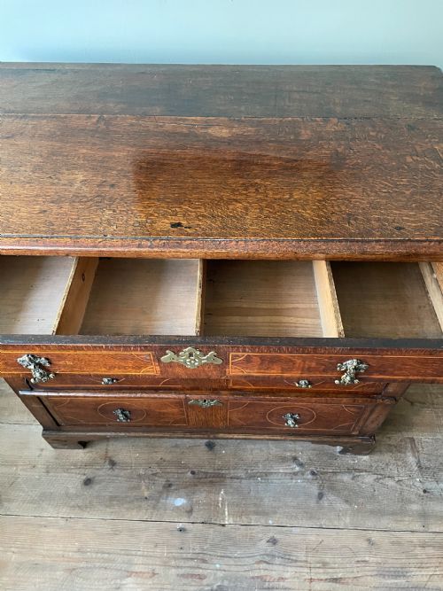A WILLIAM AND MARY OAK CHEST OF DRAWERS - ADDITIONAL PHOTO 1
