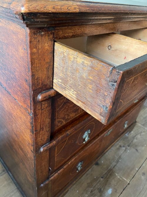 A WILLIAM AND MARY OAK CHEST OF DRAWERS - ADDITIONAL PHOTO 2