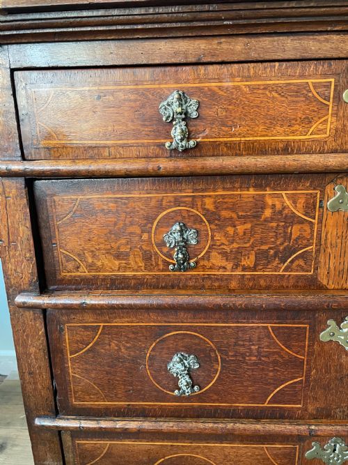A WILLIAM AND MARY OAK CHEST OF DRAWERS - ADDITIONAL PHOTO 3