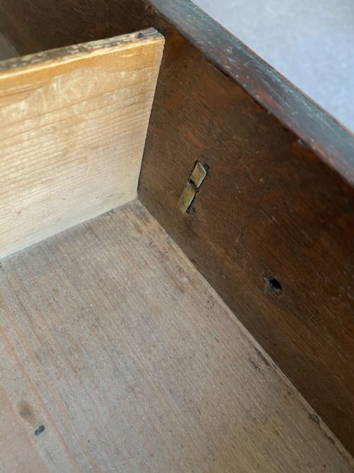 A WILLIAM AND MARY OAK CHEST OF DRAWERS - ADDITIONAL PHOTO 5