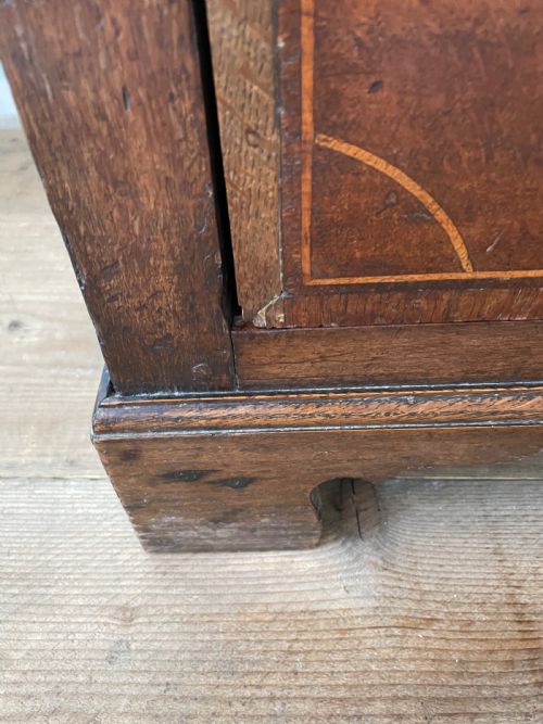 A WILLIAM AND MARY OAK CHEST OF DRAWERS - ADDITIONAL PHOTO 6