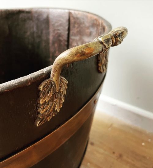 A 19THC COOPERED OAK BRASS BOUND LOG BARREL - ADDITIONAL PHOTO 2