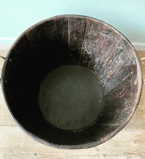 A 19THC COOPERED OAK BRASS BOUND LOG BARREL - ADDITIONAL PHOTO 3
