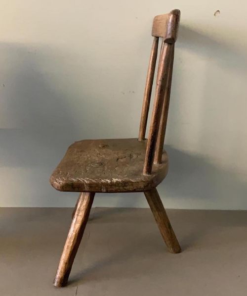 A 19THC PRIMITIVE STICKBACK CHILDS CHAIR - ADDITIONAL PHOTO 1