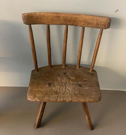 A 19THC PRIMITIVE STICKBACK CHILDS CHAIR - ADDITIONAL PHOTO 3