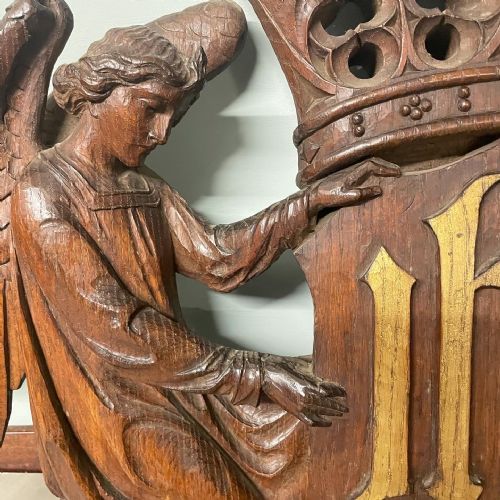 A 19TH OAK CARVING OF TWO ANGELS HOLDING ALOFT THE MONOGRAM OF CHRIST - ADDITIONAL PHOTO 1