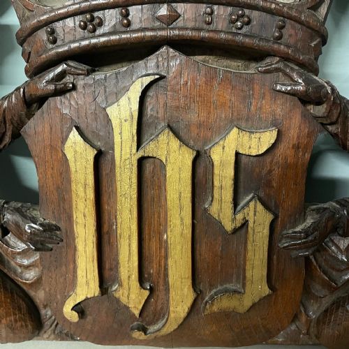 A 19TH OAK CARVING OF TWO ANGELS HOLDING ALOFT THE MONOGRAM OF CHRIST - ADDITIONAL PHOTO 4