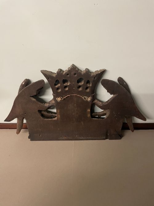 A 19TH OAK CARVING OF TWO ANGELS HOLDING ALOFT THE MONOGRAM OF CHRIST - ADDITIONAL PHOTO 6