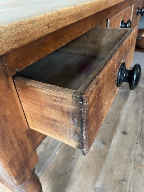 A 19THC PINE DRESSER BASE - ADDITIONAL PHOTO 3
