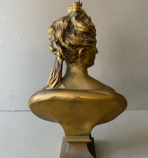 AN ANTIQUE BUST OF DIANE DE HOUDON - ADDITIONAL PHOTO 3