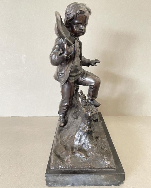 A ANTIQUE BRONZE FIGURE OF A BOY - ADDITIONAL PHOTO 1