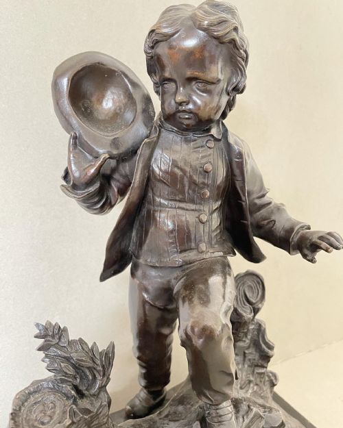 A ANTIQUE BRONZE FIGURE OF A BOY - ADDITIONAL PHOTO 3
