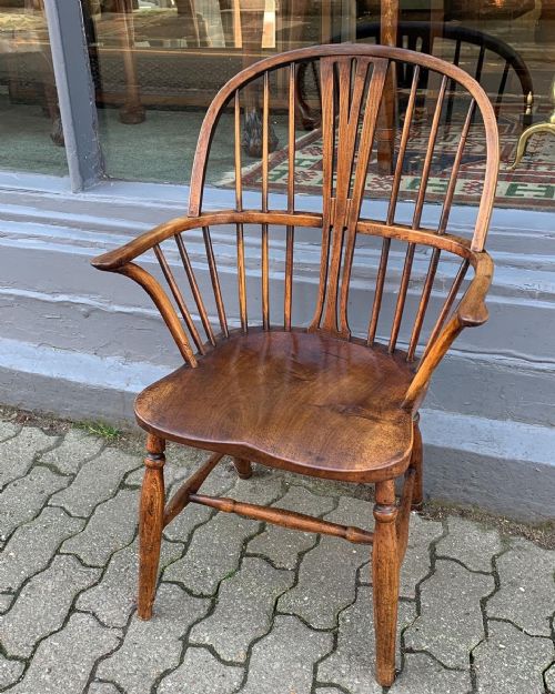 an antique windsor chair - CATEGORY: ANTIQUE CHAIRS - DATED 19TH CENTURY
