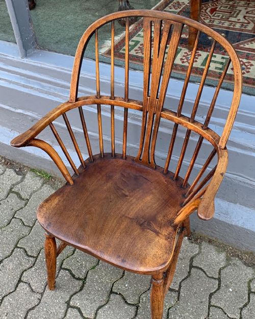 AN ANTIQUE WINDSOR CHAIR - ADDITIONAL PHOTO 1