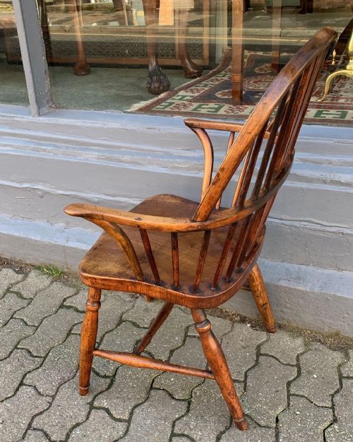AN ANTIQUE WINDSOR CHAIR - ADDITIONAL PHOTO 2