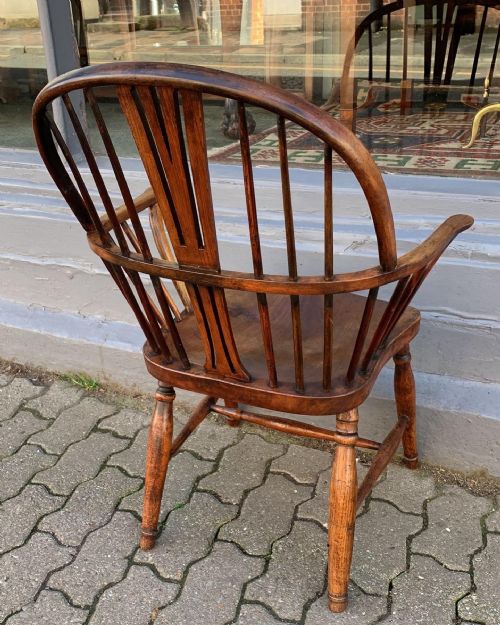 AN ANTIQUE WINDSOR CHAIR - ADDITIONAL PHOTO 3
