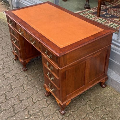 AN EARLY 20THC PEDESTAL DESK - ADDITIONAL PHOTO 1