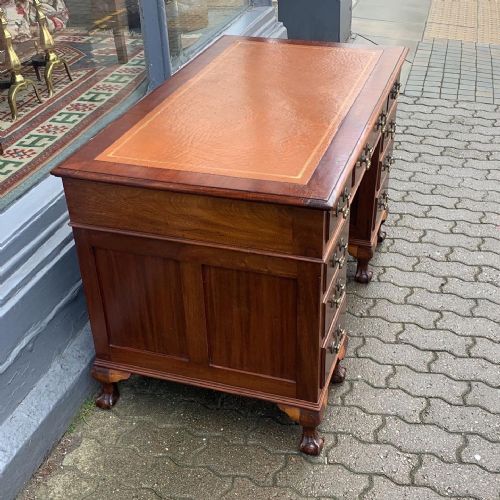 AN EARLY 20THC PEDESTAL DESK - ADDITIONAL PHOTO 2