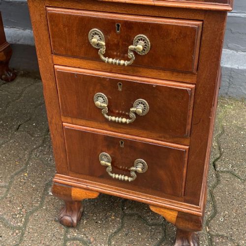 AN EARLY 20THC PEDESTAL DESK - ADDITIONAL PHOTO 3