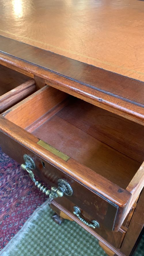 AN EARLY 20THC PEDESTAL DESK - ADDITIONAL PHOTO 4